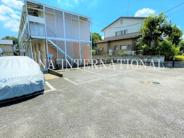 レオパレスル・カノンの駐車場