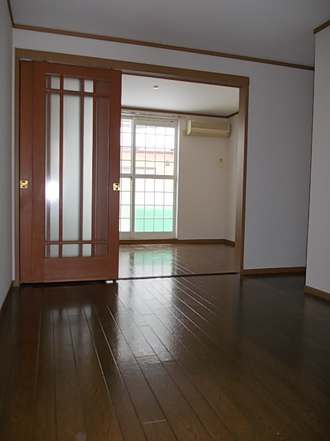 101号室のダイニングから繋がる洋室