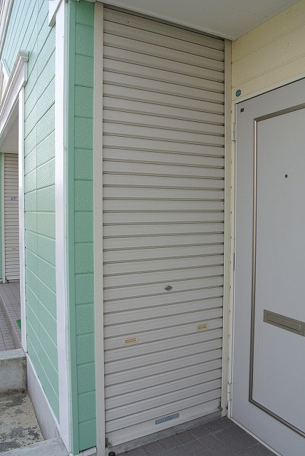 玄関前にあるシャッター物置、一部屋毎にあります。