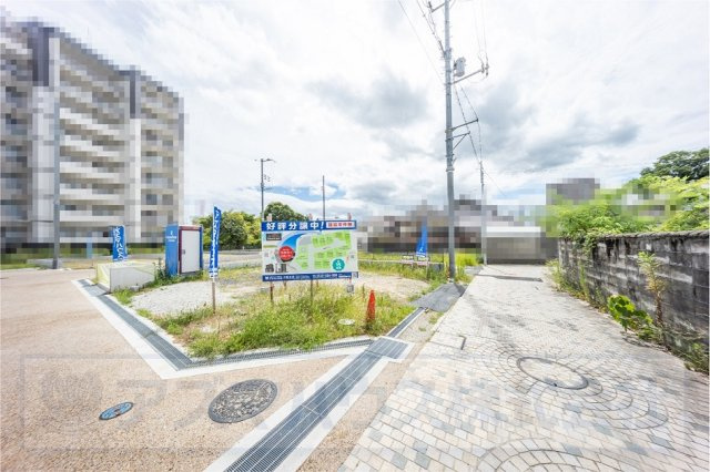 【前面道路含む現地写真】 | ライフフィールド岸城町　17号地 | ソラエネスマート対応！将来を見据えたＷ売電システムで嬉しいエコライフを。