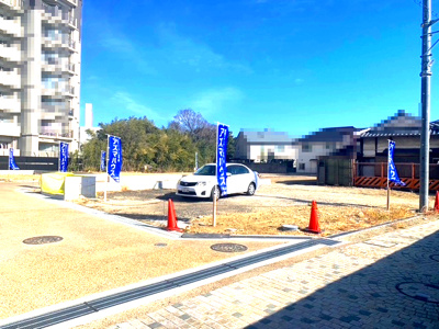 【前面道路含む現地写真】 | ライフフィールド岸城町　18号地 | 南西側が道路に面しているため、明るい住まいが実現！