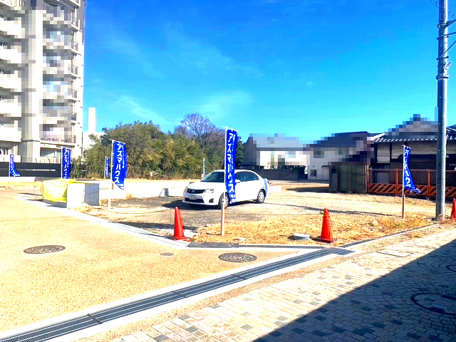 【前面道路含む現地写真】 | ライフフィールド岸城町　18号地 | 南西側が道路に面しているため、明るい住まいが実現！