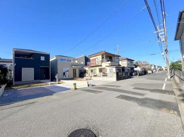 松伏町田中3丁目　新築戸建　全2棟　2号棟の前面道路含む現地写真|前面道路を含む写真になります。