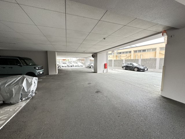 サンリヤン諏訪野町の駐車場