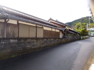 【外観】 | 外観別角度、北西側は道路と高低差があります