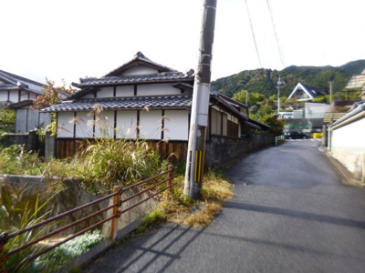 【前面道路含む現地写真】 | 大津市坂本6丁目14-48　売土地 | 北側道路、西側は敷地と高低差があります