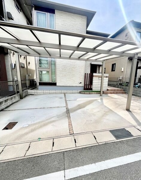 共西町3丁目戸建の駐車場