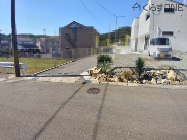 【前面道路含む現地写真】 | 姫路市上大野4丁目／全2棟 | 分譲地全体写真です。