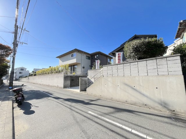 上山門２丁目戸建の前面道路含む現地写真