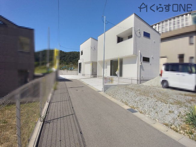 【前面道路含む現地写真】 | 姫路市上大野4丁目／全2棟 | 分譲地全体写真です。