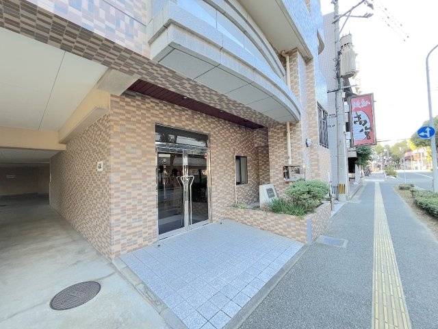 サンシャイン高宮駅前のエントランス