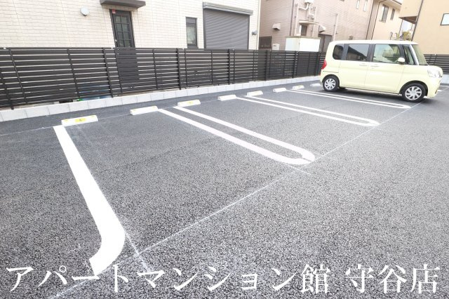 Maison Suzukiの駐車場