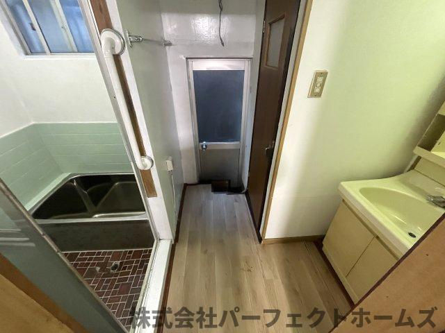深野5丁目オーナーチェンジ戸建の独立洗面台|独立洗面台、小物を置くことができて便利です