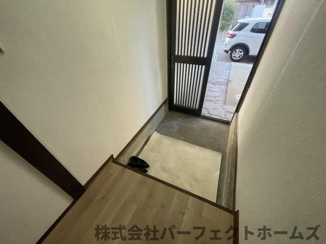 深野5丁目オーナーチェンジ戸建の玄関|収納もある玄関です