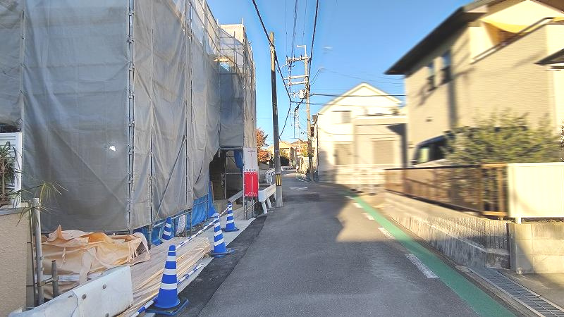 池田市旭丘３　新築戸建＜２号棟＞の前面道路含む現地写真