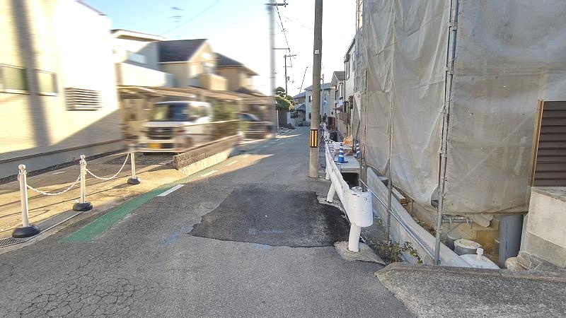 池田市旭丘３　新築戸建＜２号棟＞の前面道路含む現地写真