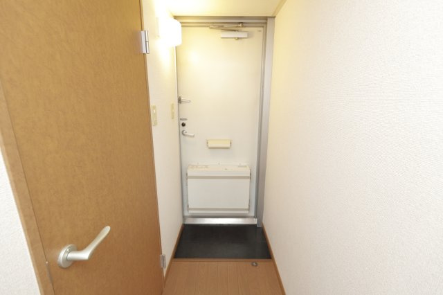 ピークシーダーの玄関|写真は302号室のもの、同タイプです。