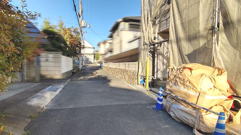池田市旭丘３丁目の新築一戸建の前面道路含む現地写真