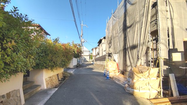 池田市旭丘３丁目の新築一戸建の前面道路含む現地写真