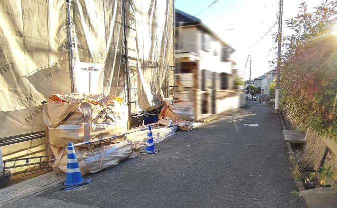 池田市旭丘３丁目の新築一戸建の前面道路含む現地写真