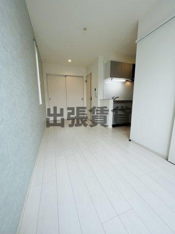 仲介手数料0円！GRANDTIC栄生駅前の居間・リビング