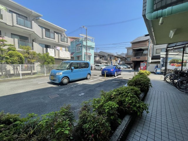 マーブルコートの駐車場