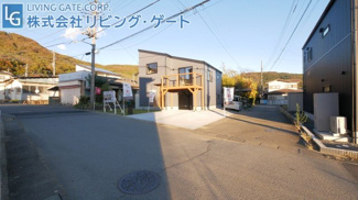 【前面道路含む現地写真】 | 南西角地 南：4.2ｍ(公道) 西：5.6ｍ(公道)