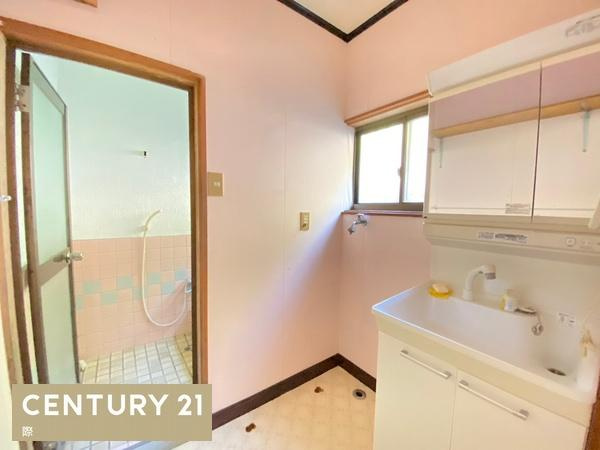 和歌山市中　中古戸建の独立洗面台|【洗面台】
三面鏡の洗面台は収納スペース充実♪鏡の裏には歯ブラシや整髪料、小物やヘアアクセサリーの収納にも大活躍☆下には洗剤やお掃除用品など収納可能♪