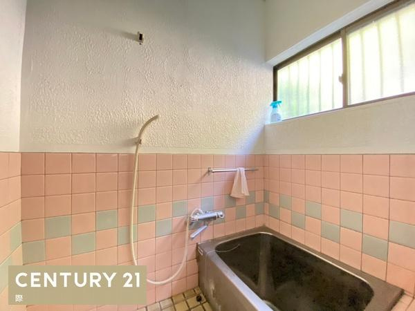 和歌山市中　中古戸建の浴室|【浴室】
深めの浴槽なので肩までしっかり浸かれます