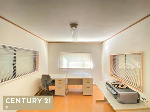 和歌山市中　中古戸建の洋室|【洋室】
3面採光の明るい6帖の洋室です