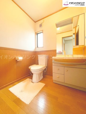 2階のトイレです。2階に洗面台とトイレがあるのはとっても嬉しいポイントです！！