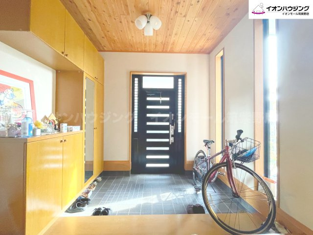 広々とした収納力も抜群な玄関スペースです！採光も考えられた設計になっています！