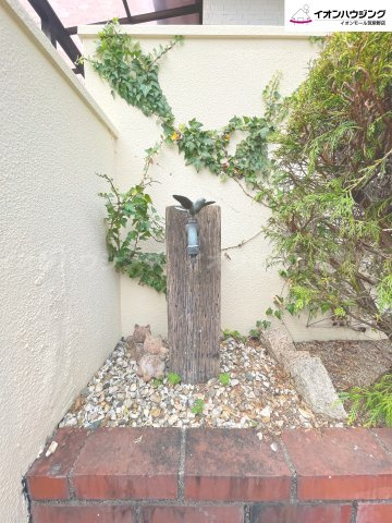 かわいいおしゃれな蛇口です。細部にアクセントのある外構です。