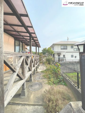 何かと便利なウッドデッキです。お茶したり、洗濯物や布団を干したり、使い方色々です！