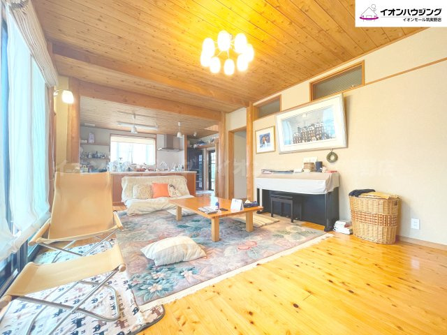 約20帖の広々リビングで、お客様もゆっくりお迎えできます♩木の温もりでゆっくりくつろげます！