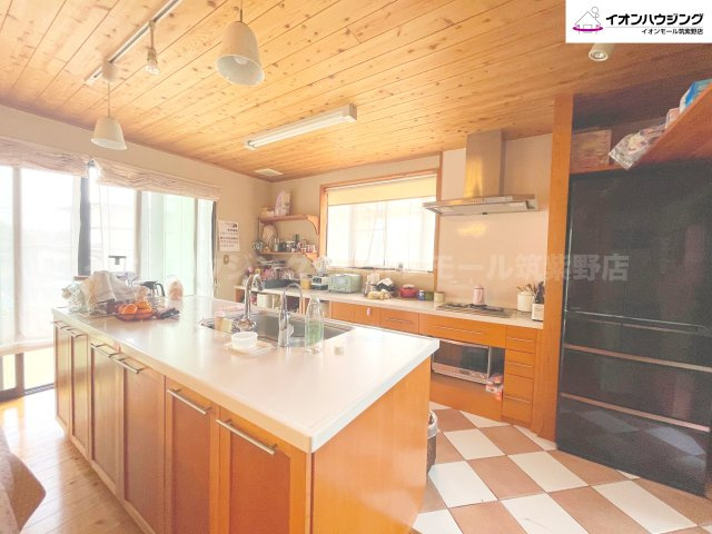 ゆったりとしたスペースが確保されているアイランドキッチン！お子様やお孫様とも楽しく料理ができます！料理教室も開そうなキッチンですね♪