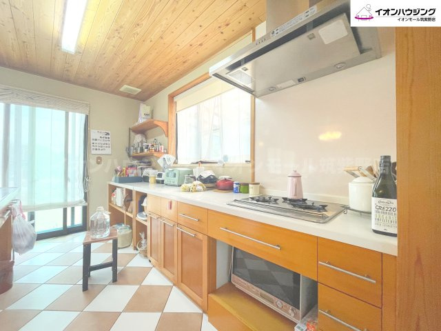 複数の窓があり、とっても明るいキッチン。毎日キッチンに立つのが楽しくなります！収納力も抜群です！