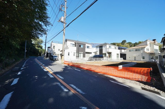 【横浜市保土ケ谷区上菅田町304-5全２棟新築戸建て１号棟】★仲介手数料無料★（上菅田笹の丘小学校・上菅田中学校）の前面道路含む現地写真