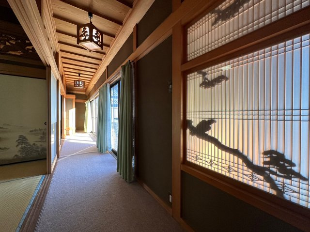 香南市吉川町古川のその他共用部分|玄関すぐ右（東側）の日本家屋らしい内装の廊下。