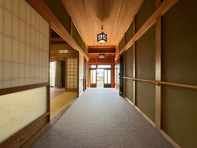 香南市吉川町古川のその他共用部分|玄関から正面の床の間から玄関への廊下。
