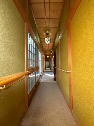 香南市吉川町古川のその他共用部分|8帖和室と6帖和室の間にある廊下。廊下には手すりがあるのでシルバー世代の方など安心です。