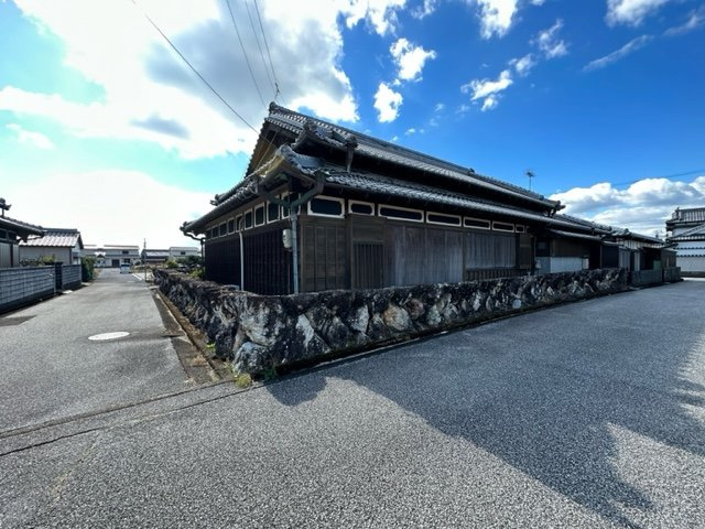 香南市吉川町古川の前面道路含む現地写真|北側から撮影。手前が北側道路、奥が東側道路の角地の立地です。