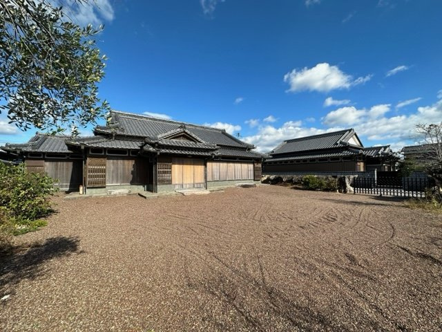 香南市吉川町古川の外観|玄関前には広いスペースがあります。お庭として、駐車場として活用できます。