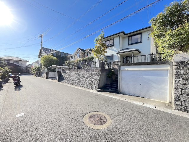 生松台３丁目戸建の前面道路含む現地写真