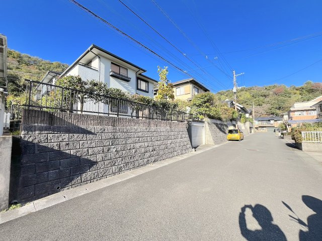 生松台３丁目戸建の前面道路含む現地写真