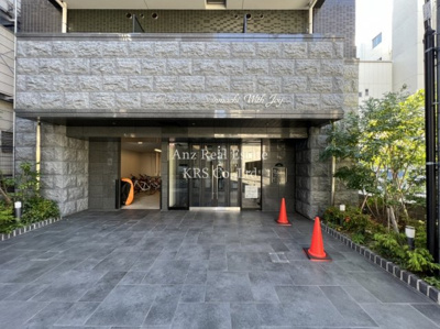 【エントランス】 | プレサンス新町ウィズ ジョイ | 両側の植栽が迎えてくれるエントランス♪