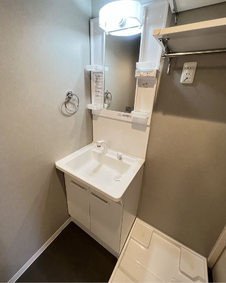 熊本市中央区国府２丁目のアパートの独立洗面台