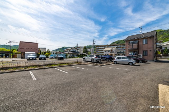 シャルル　アモリの駐車場