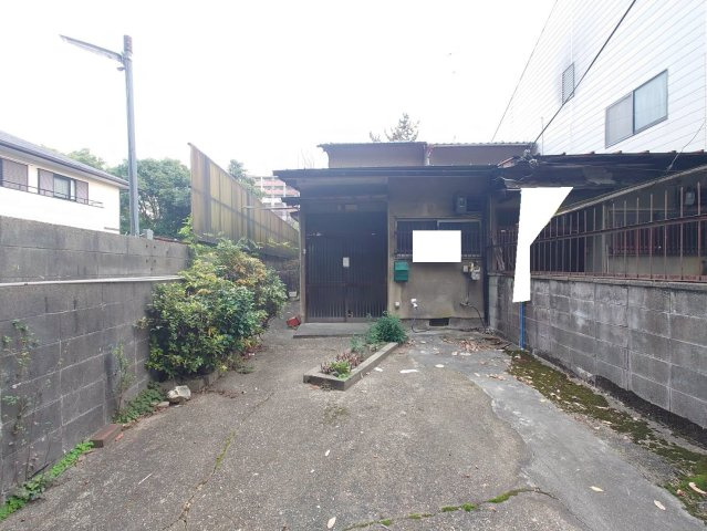 地下鉄東西線『醍醐』駅まで徒歩１２分■小栗栖街道沿い■建築条件無し売土地■伏見区小栗栖岩ヶ淵町の外観|現況 古家有り(令和５年１１月撮影)