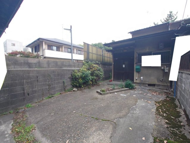 地下鉄東西線『醍醐』駅まで徒歩１２分■小栗栖街道沿い■建築条件無し売土地■伏見区小栗栖岩ヶ淵町の外観|現況 古家有り(令和５年１１月撮影)